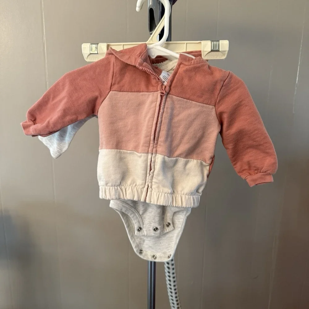 Carter's 3M bundle of 4 outfits/11 pieces. Tops, pants, and‎ 3 jackets
